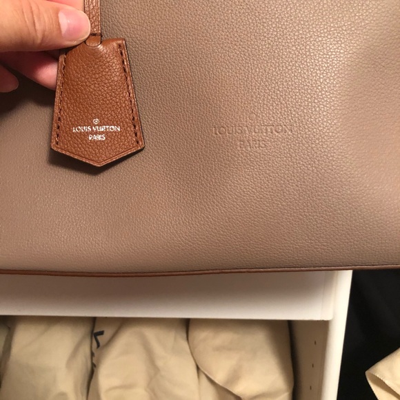 ⚜️Gorgeous Louis Vuitton Shoulder Lockme Tote ⚜️ - Picture 6 of 8